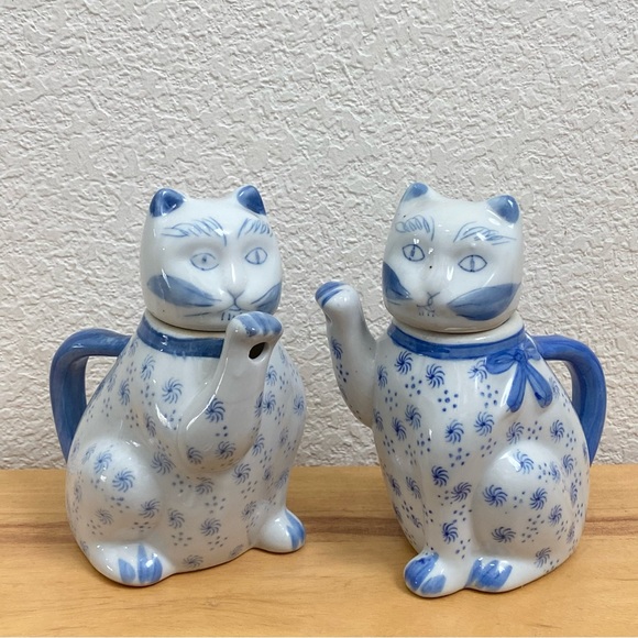 2 Vintage Blue & White Porcelain Cat Creamer - Picture 2 of 11